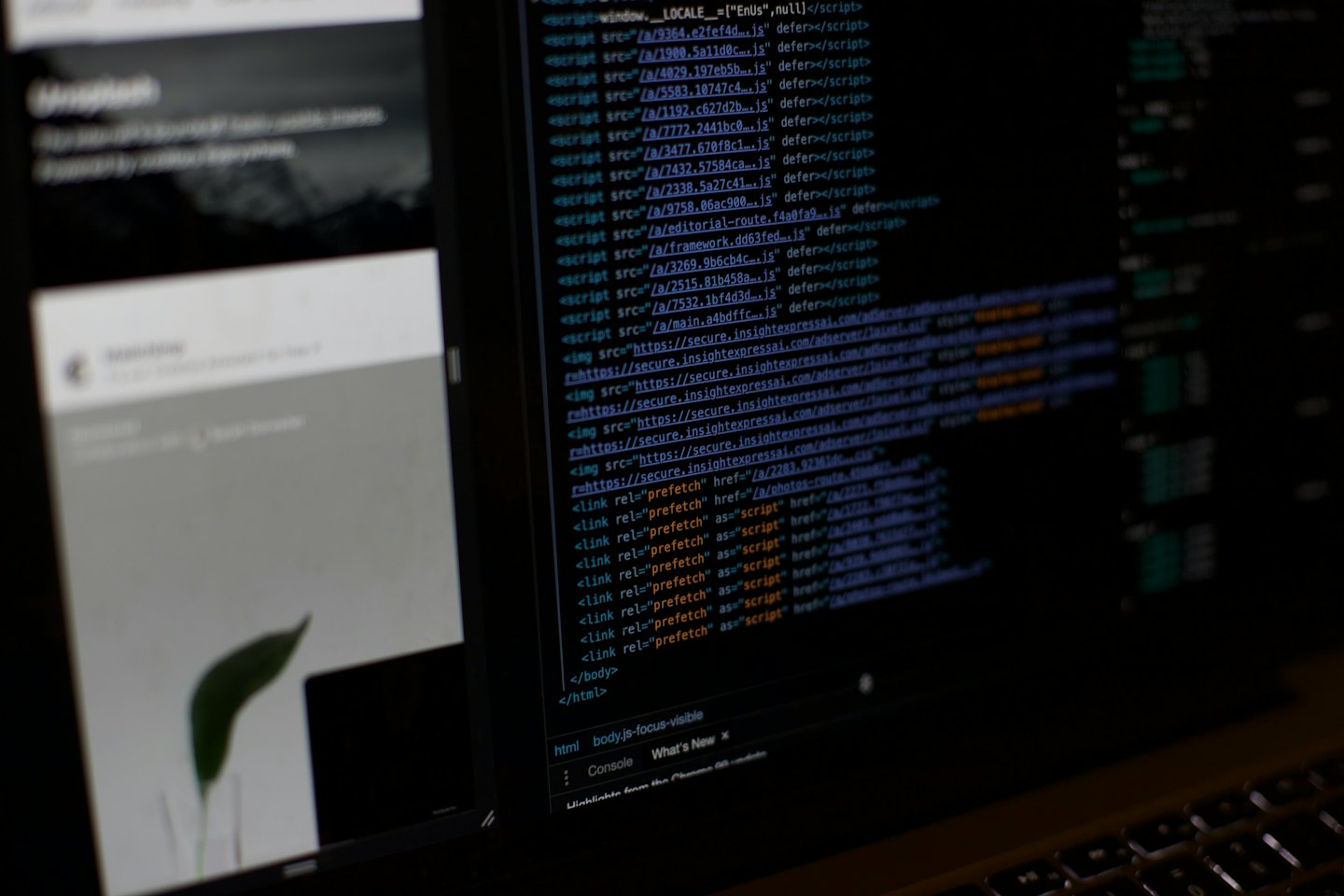 Schermata del computer che mostra codice di programmazione e design di siti web.